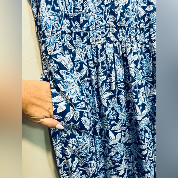 J. McLaughlin Mei Floral Blue Maxi Dress
Size Medium - Picture 4 of 7